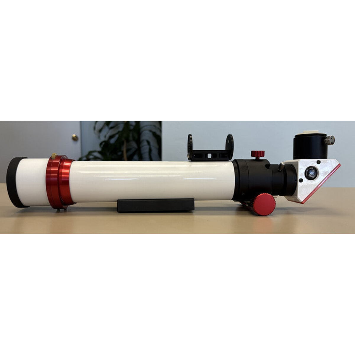 Télescope solaire H-alpha 40/400 avec porte-oculaire à crémaillère - Lunt Solar Systems