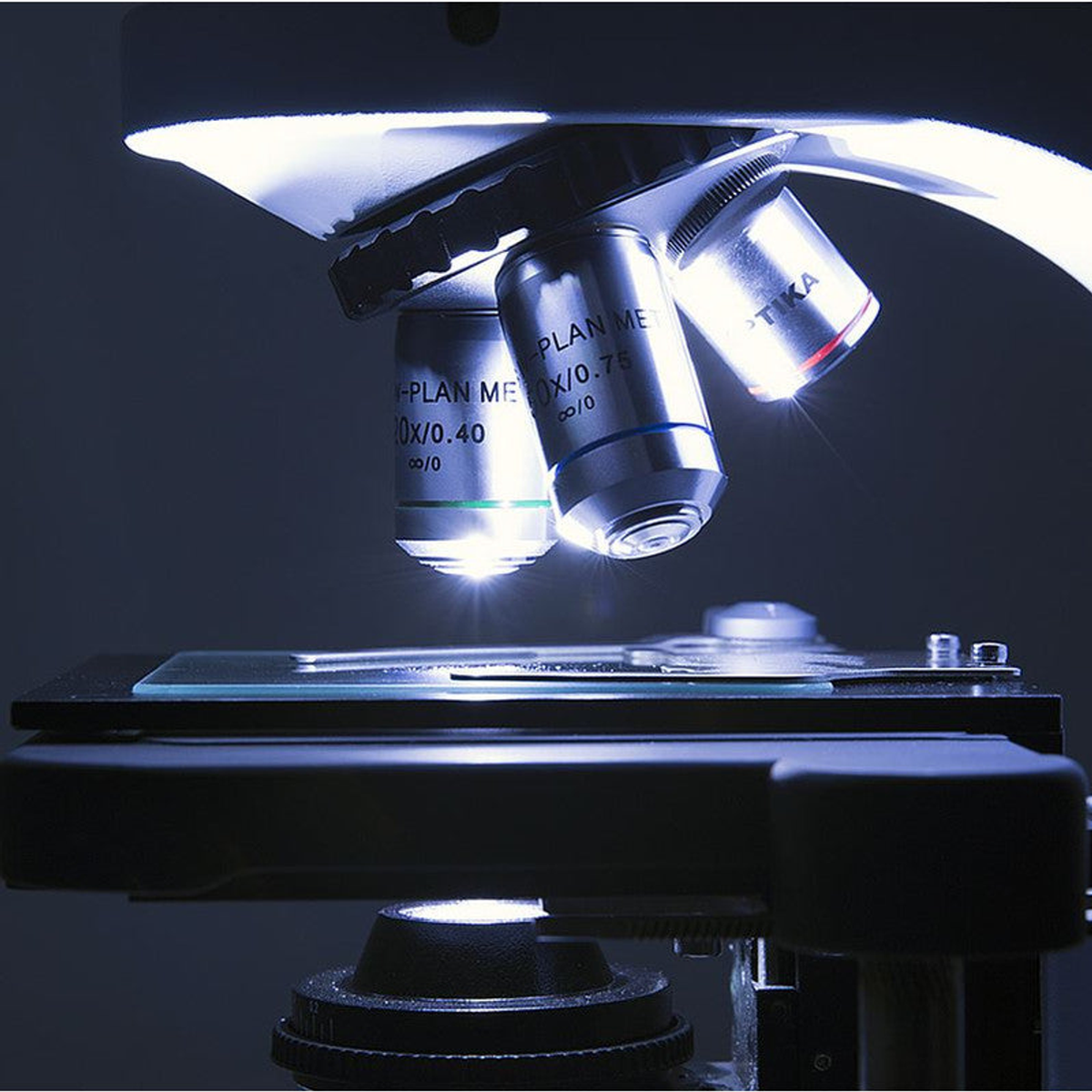 Microscope de discussion trinoculaire à 3 têtes B-510-3 IOS W-PLAN 40–1000× - Optika